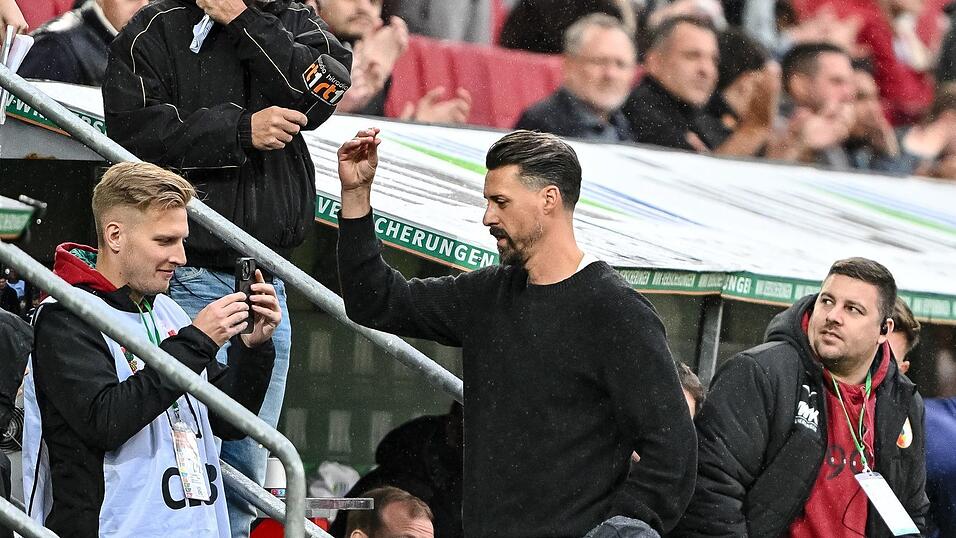 Augsburgs neuer Coach Sandro Wagner fiel kürzlich mit einer Bla-Bla-Geste Richtung Zuschauer auf. Augsburgs neuer Coach Sandro Wagner fiel kürzlich mit einer Bla-Bla-Geste Richtung Zuschauer auf.