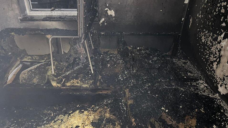 Die Feuerwehr konnte den Brand schnell unter Kontrolle bringen. Das Zimmer aber brannte komplett aus