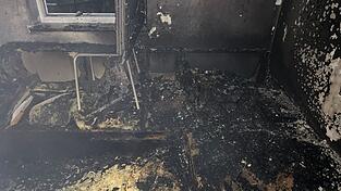 Die Feuerwehr konnte den Brand schnell unter Kontrolle bringen. Das Zimmer aber brannte komplett aus Die Feuerwehr konnte den Brand schnell unter Kontrolle bringen. Das Zimmer aber brannte komplett aus