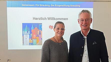 Sandra Kr&auml; (links) von der B&uuml;rgerstiftung stellte das Mentorenprogramm den Vertretern der Schulen vor. Oberb&uuml;rgermeister Markus Pannermayr unterst&uuml;tzt das Projekt.