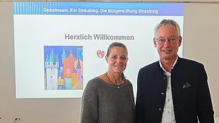 Sandra Kr&auml; (links) von der B&uuml;rgerstiftung stellte das Mentorenprogramm den Vertretern der Schulen vor. Oberb&uuml;rgermeister Markus Pannermayr unterst&uuml;tzt das Projekt.