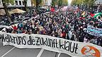 Mehrere hundert Menschen gehen mit Plakaten bei einer Demonstration über die Leopoldstraße in München. Mehrere hundert Menschen gehen mit Plakaten bei einer Demonstration über die Leopoldstraße in München.