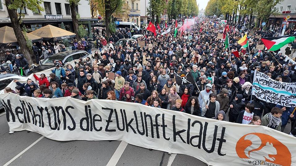 Mehrere hundert Menschen gehen mit Plakaten bei einer Demonstration über die Leopoldstraße in München. Mehrere hundert Menschen gehen mit Plakaten bei einer Demonstration über die Leopoldstraße in München.