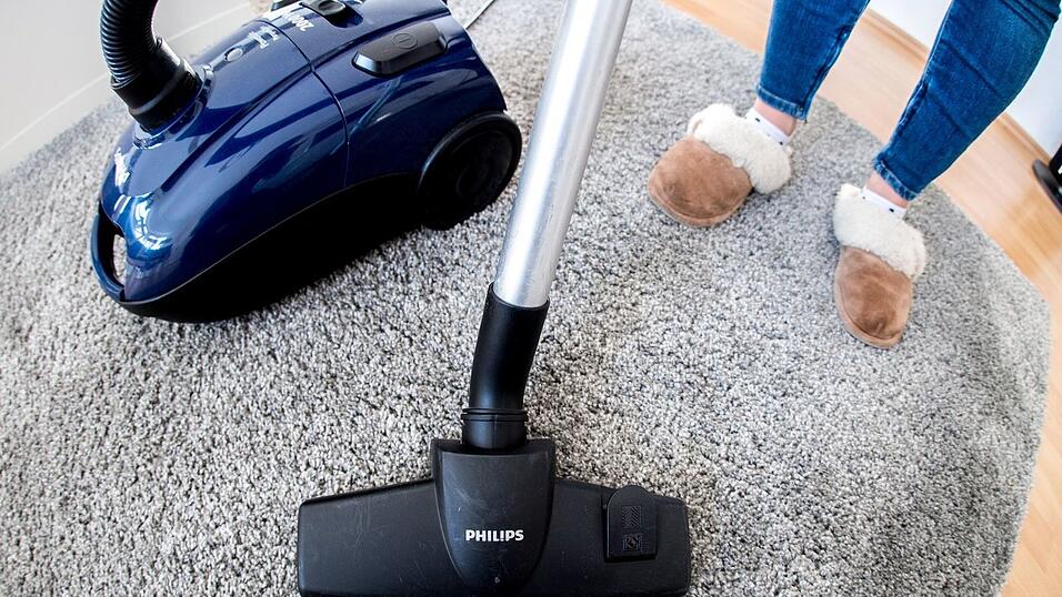 Trotz aller Versprechen der Gleichberechtigung bleibt Hausarbeit laut einer Studie weiterhin mehrheitlich an den Frauen hängen. (Symbolbild)