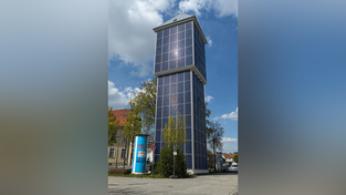 Der ungenutzte Wasserturm an der Kalcherstraße gegenüber der Feuerwache Hofberg in neuem Gewand: Mit dieser durch Künstliche Intelligenz generierten Fotomontage will die Fraktion der Freien Wähler einen Impuls setzten, welche Nutzungsmöglichkeiten ein ungenutzter Wasserturm haben könnte. Die Fotomontage soll kein Endergebnis darstellen. Der ungenutzte Wasserturm an der Kalcherstraße gegenüber der Feuerwache Hofberg in neuem Gewand: Mit dieser durch Künstliche Intelligenz generierten Fotomontage will die Fraktion der Freien Wähler einen Impuls setzten, welche Nutzungsmöglichkeiten ein ungenutzter Wasserturm haben könnte. Die Fotomontage soll kein Endergebnis darstellen.