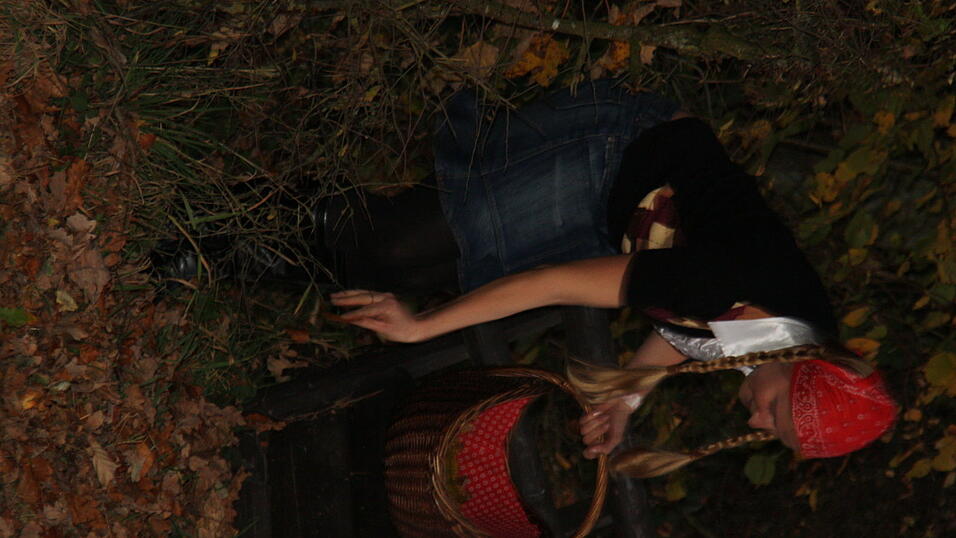 Inga als 'Rot-Z&ouml;pfchen' beim Gruseldreh im finsteren Steinacher Wald. (Foto: Pfeffer)