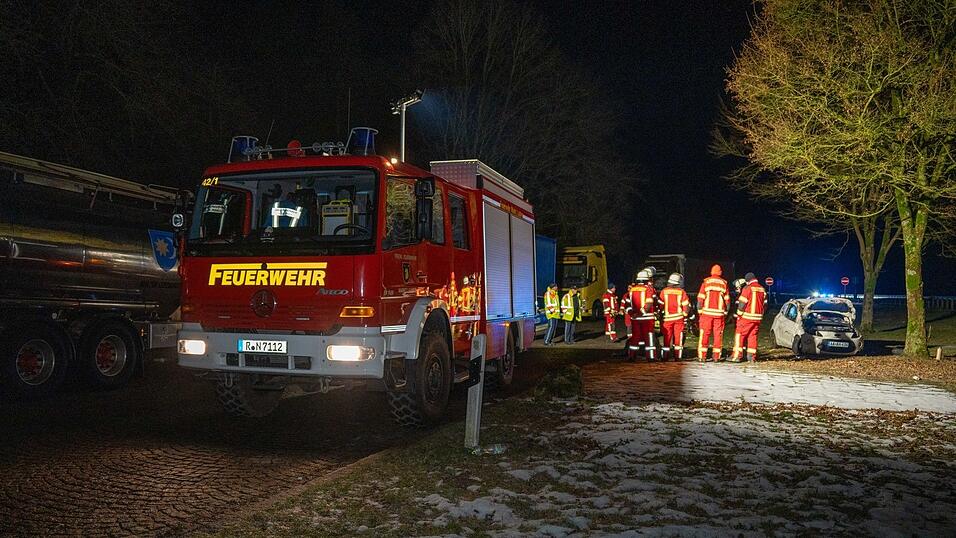 Auf einem Rastplatz bei Beratzhausen hat sich ein Auto überschlagen.