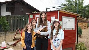 Isabell Langer, Josepha Urban, Aleksandra Macheva und Lucia Janker (von Links) besuchen die vier Hühner im selbst gebauten Stall so gut wie jede Pause.