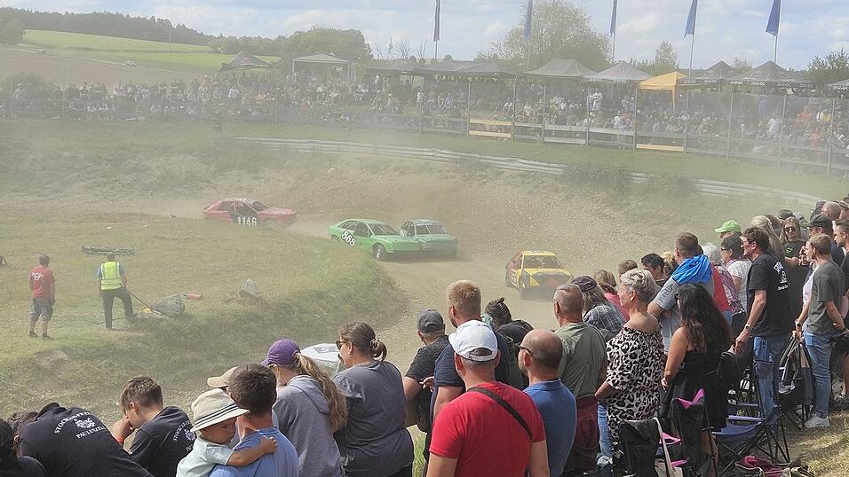 Mehrere Tausend Zuschauer waren teils von weit her nach Schlüpfing gekommen, um die Rennen zu sehen. Mehrere Tausend Zuschauer waren teils von weit her nach Schlüpfing gekommen, um die Rennen zu sehen.