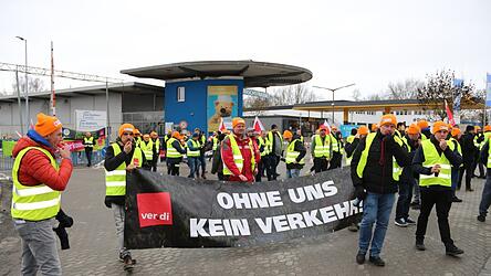 Die Streikenden zogen vom Betriebshof an den Stra&szlig;enrand, um Autofahrer zum Solidarit&auml;tshupen zu motivieren.