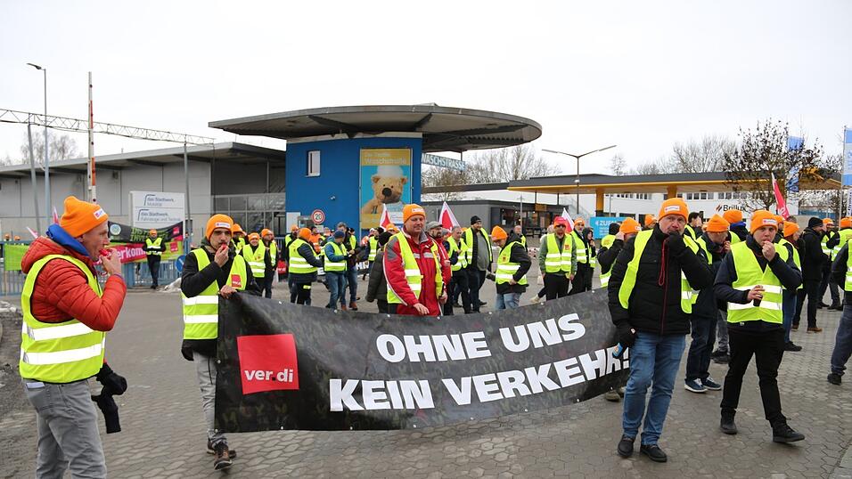 Die Streikenden zogen vom Betriebshof an den Stra&szlig;enrand, um Autofahrer zum Solidarit&auml;tshupen zu motivieren.
