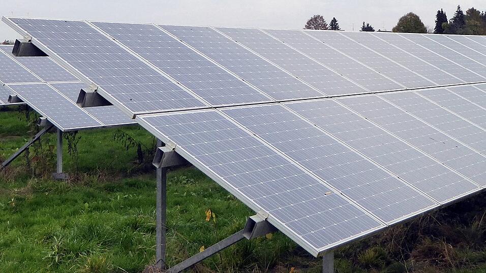 Der Flächennutzungsplan für Freiflächen-Photovoltaik-Anlagen wurde beschlossen. Der Flächennutzungsplan für Freiflächen-Photovoltaik-Anlagen wurde beschlossen.