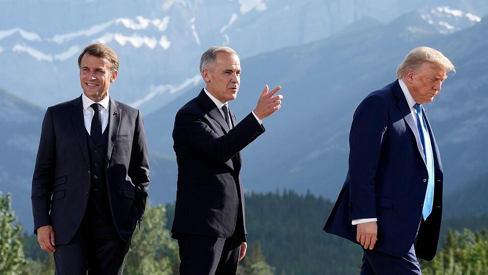 2025 war Kanadas Premierminister Mark Carney (Mitte) Gastgeber des G7-Gipfels, in diesem Jahr wird Frankreichs Pr&auml;sident Emmanuel Macron (l) US-Pr&auml;sident Donald Trump (r) und die anderen G7-Chefs empfangen. (Archivbild)