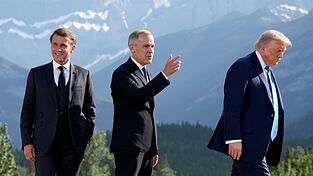 2025 war Kanadas Premierminister Mark Carney (Mitte) Gastgeber des G7-Gipfels, in diesem Jahr wird Frankreichs Pr&auml;sident Emmanuel Macron (l) US-Pr&auml;sident Donald Trump (r) und die anderen G7-Chefs empfangen. (Archivbild)