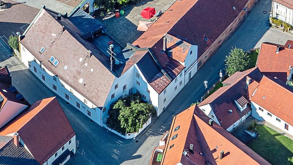 Das Gasthaus zur Post in Pfeffenhausen mit der Traueresche, die als schattiges Dach das Salettl &uuml;berspannt.