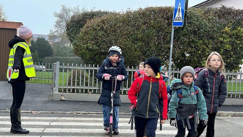 Für die Kinder wird die Querung der Straße sicherer, wenn Katharina Altenhofer-Saller mit ihrer Kelle am Zebrastreifen steht. Für die Kinder wird die Querung der Straße sicherer, wenn Katharina Altenhofer-Saller mit ihrer Kelle am Zebrastreifen steht.