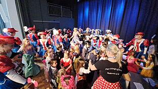 Bunte Gewusel herrschte beim Kinderfasching auf der Tanzfl&auml;che.