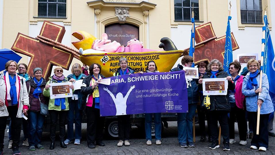 Kritische Stimmen muss die katholische Kirche seit Jahrzehnten aushalten. Kritische Stimmen muss die katholische Kirche seit Jahrzehnten aushalten.