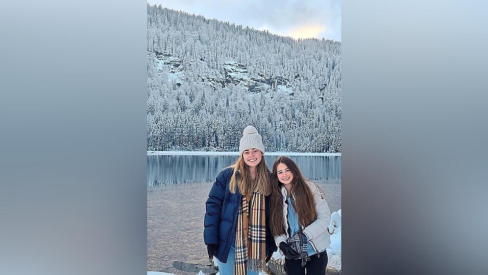 Die erste Schneeballschlacht ihres Lebens erlebte Zoe (l.) am Großen Arbersee. Die erste Schneeballschlacht ihres Lebens erlebte Zoe (l.) am Großen Arbersee.