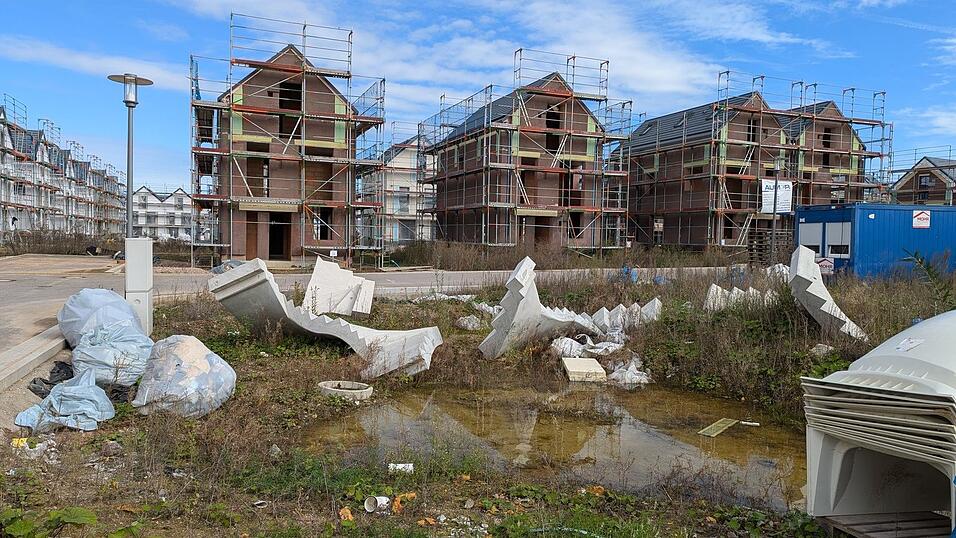 Wieder einmal herrscht Ratlosigkeit im größten Neubaugebiet weit und breit, nachdem ein weiterer Generalübernehmer das Handtuch geworfen hat. Laut Bürgermeister Armin Dirschl ist der Rechtsnachfolger von Urban Green nun für einen Euro an eine Schwandorfer Firma verkauft worden. Wieder einmal herrscht Ratlosigkeit im größten Neubaugebiet weit und breit, nachdem ein weiterer Generalübernehmer das Handtuch geworfen hat. Laut Bürgermeister Armin Dirschl ist der Rechtsnachfolger von Urban Green nun für einen Euro an eine Schwandorfer Firma verkauft worden.