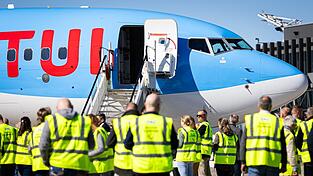 Kommt es zum Warnstreik? Flugreisende müssen sich möglicherweise auf Einschränkungen bei Tuifly einstellen. (Symbolbild) Kommt es zum Warnstreik? Flugreisende müssen sich möglicherweise auf Einschränkungen bei Tuifly einstellen. (Symbolbild)