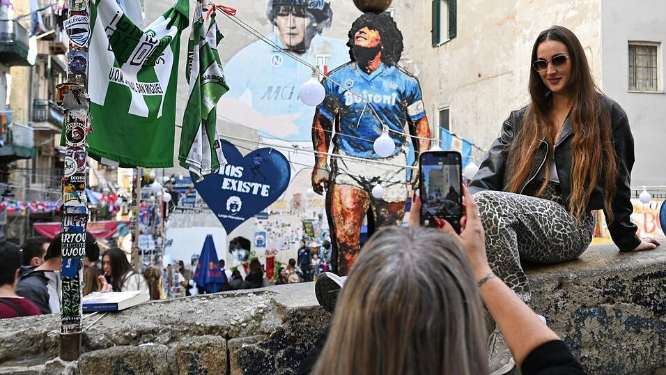 Der Largo Maradona gehört zu den wichtigsten Touristenattraktionen Neapels. (Archivbild)