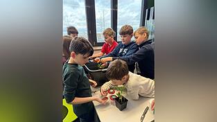 Das Projekt &bdquo;Bl&uuml;tezeit Landshut&ldquo; vermittelt den Sch&uuml;lern Wissen &uuml;ber die Natur und weckt das Bewusstsein f&uuml;r den Schutz der heimischen Pflanzenwelt.