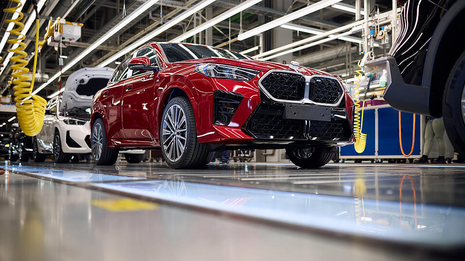 Pro Tag werden im BMW-Werk Regensburg mehr als 1.400 Autos der Modelle X1 und X2 gefertigt. Pro Tag werden im BMW-Werk Regensburg mehr als 1.400 Autos der Modelle X1 und X2 gefertigt.