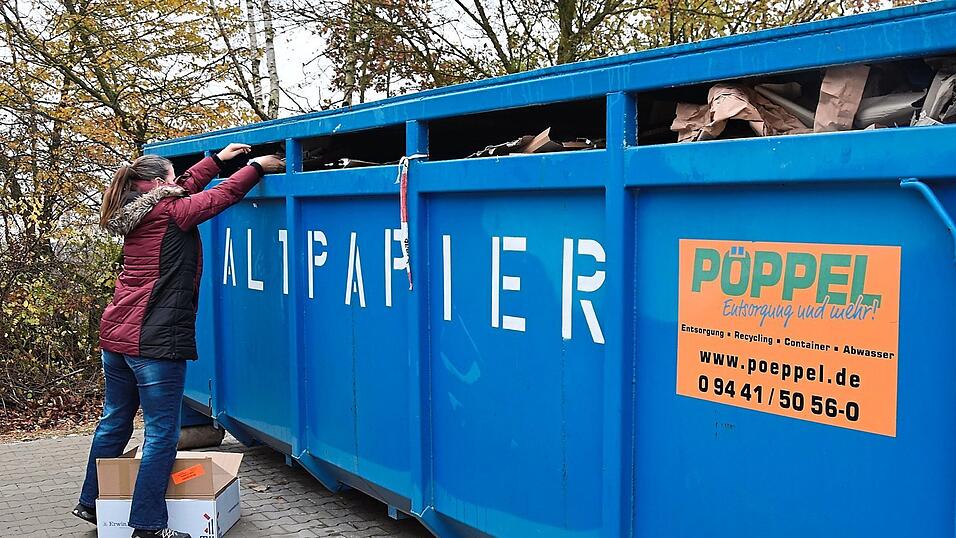 Mithilfe der neuen Beschilderung der einzelnen Fraktionen finden sich die Anlieferer im Wertstoffzentrum von Haunsbach schnell zurecht, wo sie ihren Müll entsorgen können. Mithilfe der neuen Beschilderung der einzelnen Fraktionen finden sich die Anlieferer im Wertstoffzentrum von Haunsbach schnell zurecht, wo sie ihren Müll entsorgen können.