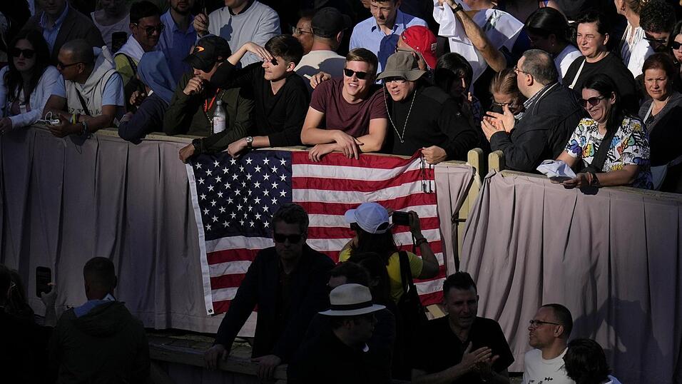 Noch im Vorfeld hieß es, ein Amerikaner könnte nicht neuer Papst werden. Doch nun setzen die Katholiken im Landkreis Cham ihre Hoffnung gerade darauf, dass Leo XIV. in den USA geboren ist. Noch im Vorfeld hieß es, ein Amerikaner könnte nicht neuer Papst werden. Doch nun setzen die Katholiken im Landkreis Cham ihre Hoffnung gerade darauf, dass Leo XIV. in den USA geboren ist.