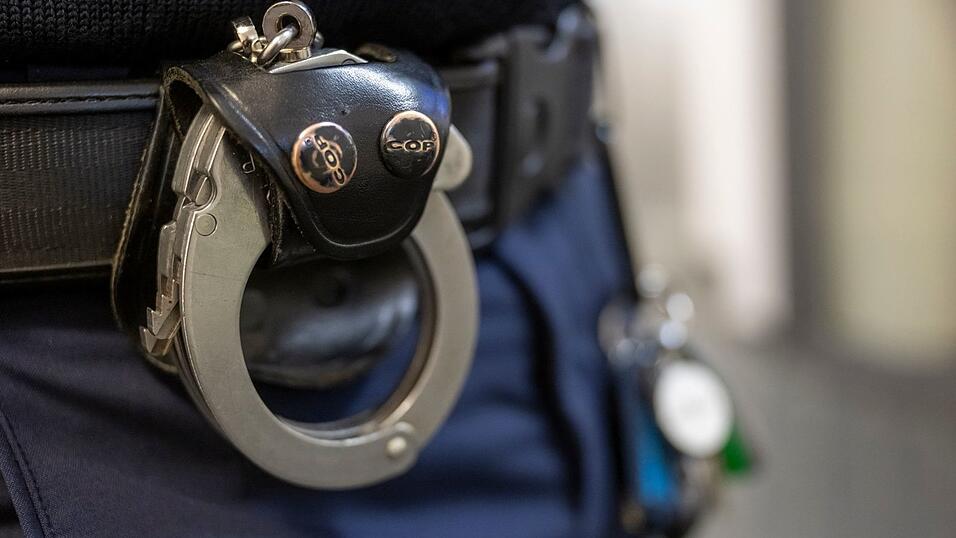 Nach Angriffen auf einen Obdachlosen in Unterfranken sitzt nun ein junger Mann in U-Haft. (Symbolbild) Nach Angriffen auf einen Obdachlosen in Unterfranken sitzt nun ein junger Mann in U-Haft. (Symbolbild)