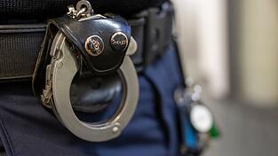 Nach Angriffen auf einen Obdachlosen in Unterfranken sitzt nun ein junger Mann in U-Haft. (Symbolbild)