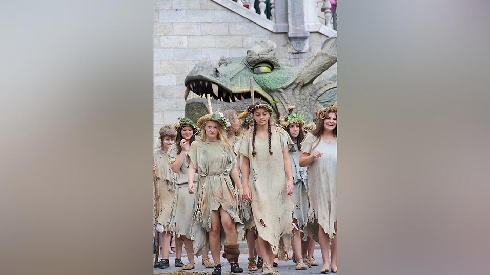 Die schönsten Augenblicke des historischen Drachenstich-Festzuges 2016. Die schönsten Augenblicke des historischen Drachenstich-Festzuges 2016.