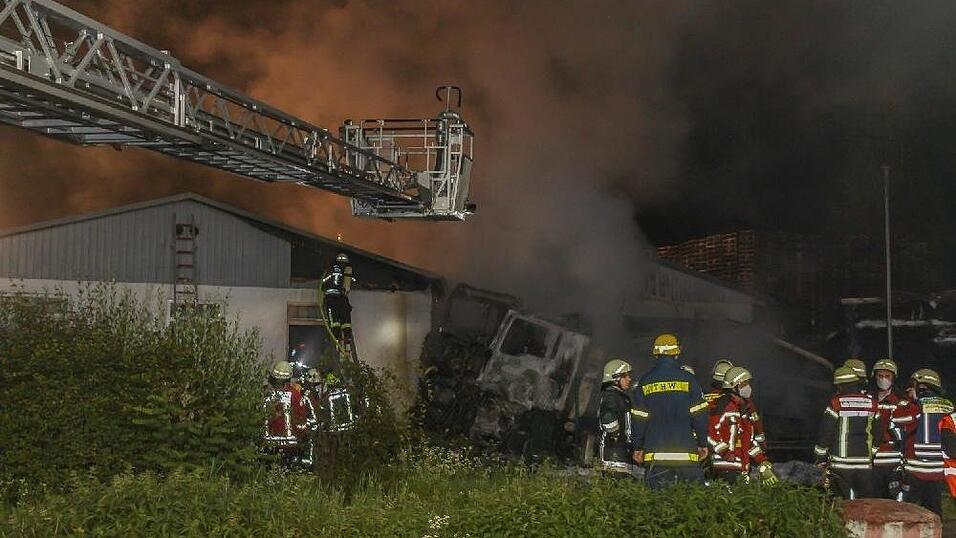 In Hengersberg ist am Dienstagabend ein Lastwagen nach einem Unfall in Brand geraten.