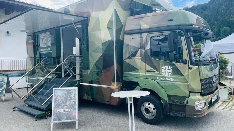 Der Bundeswehr-Infotruck des Karrierecenters steht am Montag ab 16.30 Uhr vor dem Gasthaus Luginger bereit.