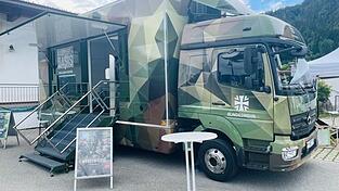 Der Bundeswehr-Infotruck des Karrierecenters steht am Montag ab 16.30 Uhr vor dem Gasthaus Luginger bereit. Der Bundeswehr-Infotruck des Karrierecenters steht am Montag ab 16.30 Uhr vor dem Gasthaus Luginger bereit.