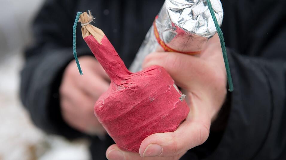 An der bayerisch-tschechischen Grenze hat die Bundespolizei mehrere Einreisende mit illegalen B&ouml;llern aufgegriffen. (Archivbild)