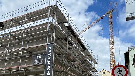 Am Donnerstagmittag stand der Kran noch an der Gehringstraße. Im Laufe des Tages wurde er abgebaut, ebenso wie das Gerüst am Parkhaus. Schließlich soll die Straße an Pfingsten frei befahrbar beziehungsweise bereitbar sein. Am Donnerstagmittag stand der Kran noch an der Gehringstraße. Im Laufe des Tages wurde er abgebaut, ebenso wie das Gerüst am Parkhaus. Schließlich soll die Straße an Pfingsten frei befahrbar beziehungsweise bereitbar sein.