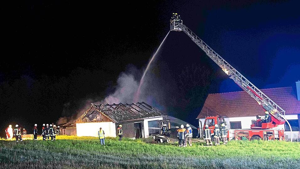 Durch ihr schnelles Eintreffen und beherztes Eingreifen konnten die Feuerwehr-Einsatzkräfte verhindern, dass die Flammen auf eine Schreinerei übergriffen. Durch ihr schnelles Eintreffen und beherztes Eingreifen konnten die Feuerwehr-Einsatzkräfte verhindern, dass die Flammen auf eine Schreinerei übergriffen.