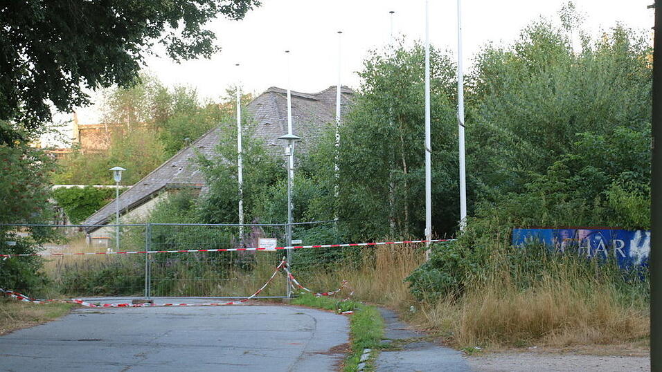 Die Ruine des Charm-Hotels in Bischofsmais. Es wird wohl nächstes Jahr werden, bis die Zwangsversteigerung stattfindet.