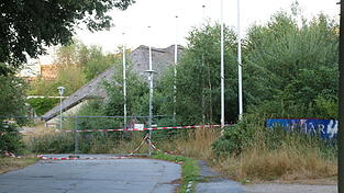 Die Ruine des Charm-Hotels in Bischofsmais. Es wird wohl nächstes Jahr werden, bis die Zwangsversteigerung stattfindet.