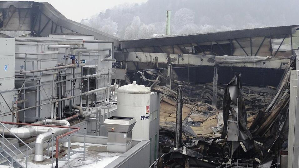 Die Flammen haben von der Hähnchenschlachterei nicht viel übrig gelassen. (Foto: ih) Die Flammen haben von der Hähnchenschlachterei nicht viel übrig gelassen. (Foto: ih)