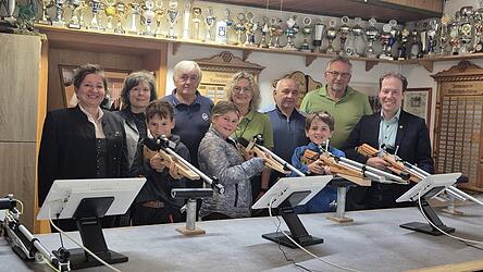 Die Ehrengäste und Schützenjugend bei der Standeröffnung