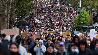 Die Polizei betrachtet auch die Demonstrationen in Frankreich, wie etwa hier in Paris. (Symbolbild) Die Polizei betrachtet auch die Demonstrationen in Frankreich, wie etwa hier in Paris. (Symbolbild)
