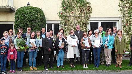 Die mit Plakette und Urkunde ausgezeichneten Besitzer der zertifizierten Naturg&auml;rten freuen sich &uuml;ber die zugesprochene Anerkennung.