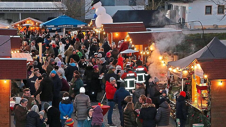 Der Budenzauber rund ums Hofmarkschloss locke viele G&auml;ste zur Mauerner Schlossweihnacht.