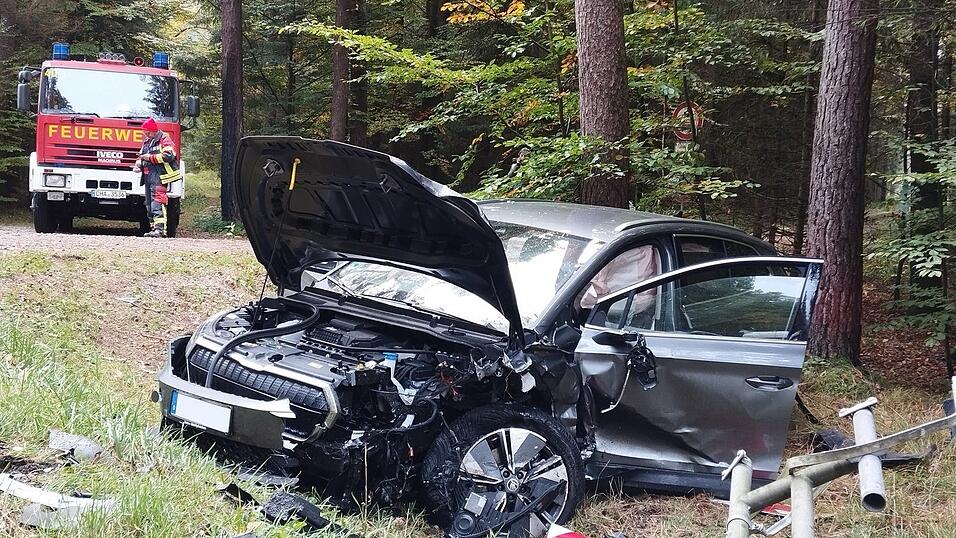 Durch die Wucht des Zusammenstoßes wurde der Skoda von der Straße geschleudert. Der 30-jährige Fahrer wurde mittelschwer verletzt. Durch die Wucht des Zusammenstoßes wurde der Skoda von der Straße geschleudert. Der 30-jährige Fahrer wurde mittelschwer verletzt.