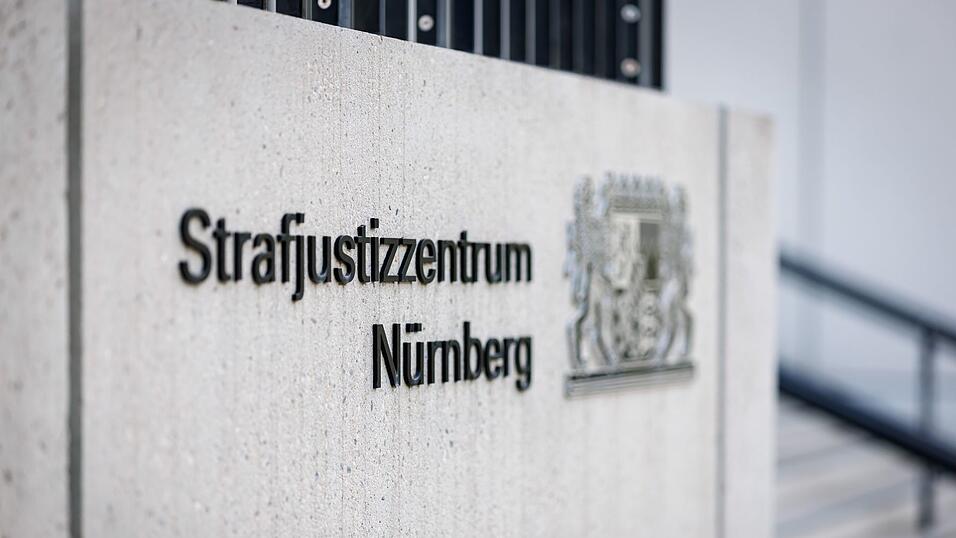 Wegen Kindesmissbrauchs per Livestream muss sich ein 53 Jahre alter Mann in Nürnberg verantworten. (Symbolbild) Wegen Kindesmissbrauchs per Livestream muss sich ein 53 Jahre alter Mann in Nürnberg verantworten. (Symbolbild)