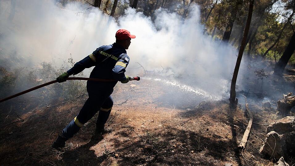 Immer noch schwelt es am und im Boden - die Feuerwehr gibt bisher keine Entwarnung. Immer noch schwelt es am und im Boden - die Feuerwehr gibt bisher keine Entwarnung.