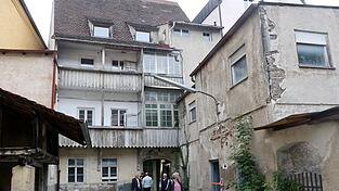 Der rückwärtigen Teil des Hauses 226 mit den in Landshuter Hinterhöfen einst weit verbreiteten Kastenbalkonen. Der rückwärtigen Teil des Hauses 226 mit den in Landshuter Hinterhöfen einst weit verbreiteten Kastenbalkonen.